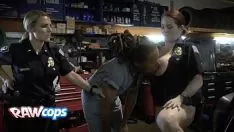 Odtwórz Mechanik sklepu Rasta dostraja się do policjantów-osoby płci żeńskiej