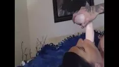 चलाएँ Bosomy tatted ब्रुनेट लून्स विथ टॉय
