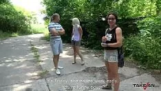 Reproducir engañar a mujer rubia casada follar junto a un compañero en furgoneta que la trabaja