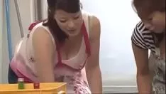 Reproduzir Mulher casada japonesa peituda e meninos da juventude