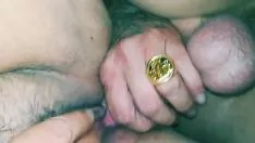 Riproduci Bbw vicino offre volontariamente i suoi buchi per il punto nella casa adiacente da usare