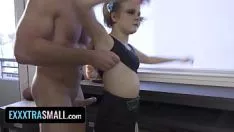Redare Eporntra moderată - frumoasa blondă minusculă și-ar dori să faci orice pentru a-și pune echipa la culoare, batându-și trenul