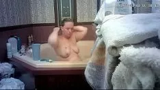 Abspielen Allein verheiratete Frau badet und masturbiert noch einmal