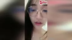 Redare Slattern asiatic cu coarne suge un mic pantof de gumă siameză