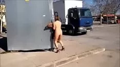 Reproducir Pornotransonick se marcha en la zona de aparcamiento sin ayuda una vez más ante los camioneros.