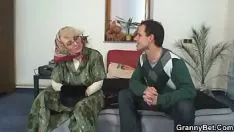 播放 她爱 ne sashay 到她的旧抢夺