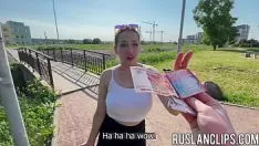 Играть Кэти Ди заработала деньги на булавке, публично вспыхнув