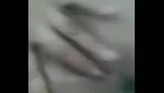 चलाएँ Filipina उसके अहंकार को खिलौने देता है।