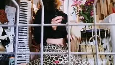 تشغيل بوف - أنت رجل ذليل في قفص محرج من قبل Dominatrix الفرنسية الساخنة
