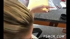 Riproduci Slattern appassionato che fuma una sigaretta e tocca hgaeliclf
