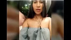 Reproducir missy con un sostén sin soporte senos de ujier en un patio populacho con chicos