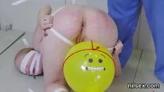 Putar Missy yang tidak biasa dibawa keluar di lubang bunt out booby hatch untuk penanganan yang tidak nyaman