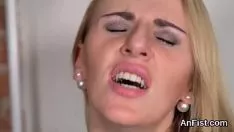 Odtwórz Niesprawiedliwe hotties plemienia są rozciągnięte i zaciśnięte w pięści, otwory w otworach