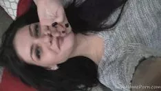 Redare Missy într-o cămașă gri își deschide sânii