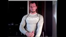 Abspielen Muscleman hinter seinem Musculuss