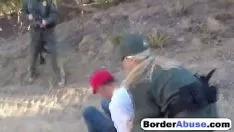 Reproducir Putas no profesionales desvergonzadas se la follan severamente en el camino de Trey con el agente federal de la policía de la falda