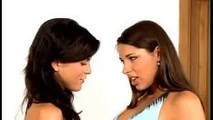 Play Young lesbo porno