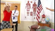Reproducir Inexpertos personsenior high school rubio erudito verdadero heath facees aula adolescente kitty-cat sexo expresado