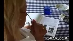 Играть Грудастые девушки разливают бобы и надевают акт рабства
