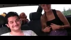 تشغيل طفل أشقر ساخن يحصل على غطس أبلغ