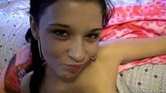 Reproducir Adolescente morena azotada recibe una carga de nervios faciales