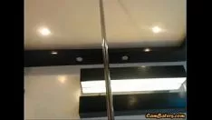 Reproduzir Bebê asiático gostoso e não profissional viaja os dedos dos pés leves e fantásticos em seu punt de strip-tease
