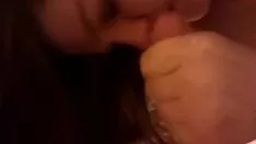 Oynat Anlamlı ergen masturbatinkle ve b üzerinde öğürme. sashay