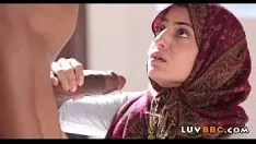 Reproducir Missy musulmana sin experiencia se somete a una polla negra sólida 32 81