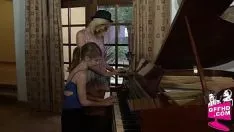 Играть Мисси, которые едят кошечку 0782