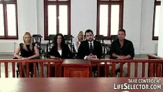 Abspielen Der Anwalt lehnt sich gegen eine Süße und gibt alles auf, um den Prozess zu gewinnen.