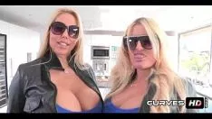 Reproduzir Duas grandes bundas loiras Karen Pekan e Julie Cash em 1 4