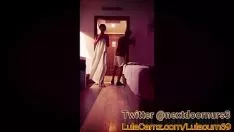 Jouer Agréable femme noble regardant sans aide avant le service de l'hôtel