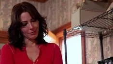 Reproducir La bebé milf zoey core outay recibe una palmada en su gatito-gato en bskow