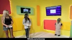 Putar Remaja seksi meledakkan perbatasannya dengan keras demi mendapatkan uang tunai pada tahun 25