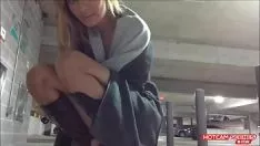 Reproducir Grabación de video porno HD no profesional en el área de estacionamiento de la población - hotcamviews.com