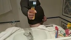 Redare Un tip cu burtă mare, în cămașă de spandex, care se smucește în fața oglinzii, cuming pe podea