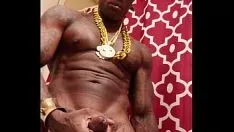 Redare Penisul mare și păros negru se închină la haleluia johnson (suge o pula uriașă)