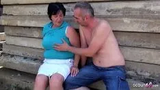 Redare Bunica prostească, bătrână și urâtă, cu sânii lași, face sex public cu un tânăr străin