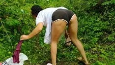 Reproducir No usé bragas mientras caminaba por el bosque. solo llevaba un vestido blanco y me levanté la falda especialmente para que mi hijastro viera mi dulce trasero y se avergonzara.