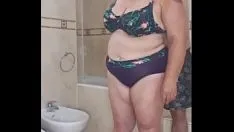 चलाएँ उसकी मोटी गांड और चूत में बहुत सारी रेत थी।