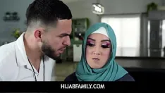 Reproducir Hijabfamily - nena sexy follada por su entrenador de gimnasio - gemas violetas