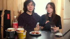 Riproduci [asmr] pov: tu sei la terza ruota al tavolo (mukbang) katyafeelgood