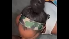 Putar Ebony remaja berusia 19 tahun yang menghisap penis