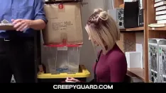 Reproduzir Creepyguard - ladrão de lojas levado para os fundos e fodido pelo policial - emma hix