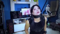 تشغيل وبعد الحفلة، أخذت سيارة زوجها وحطمتها، وبعد أن اعترفت بأنه عاقبها بشدة، علق الحزام بمؤخرتها حتى تحول لونها إلى اللون الأزرق، وسيل لعابها وتدفقت الدموع على وجهها الجميل عندما مارس الجنس على حلقها بضربات سريعة.
