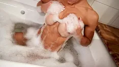Reproduzir Sexo sujo na banheira e um grande creampie