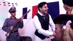 Reproduzir Uma dupla penetração de primeira classe de uma milf amante do sexo anal e seus amigos maduros safados