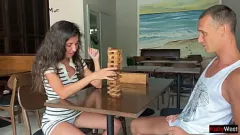 Redare Pierderea anală a sorei vitrege: Un joc Jenga Gone Wild