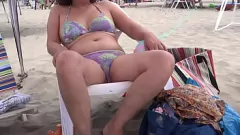 Abspielen Das erste Mal des betrogenen Ehemanns am Strand mit der MILF-Stiefmutter und dem Neffen