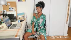 再生 黒人美女ローラのおもちゃ遊びでクリーミーなオーガズム